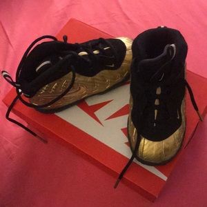 Gold foams